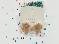 8月2日，在家就能賺錢(qián)的工作，兼職手工在家可做，輕資產(chǎn)創(chuàng)業(yè)做手工工作室，在手工之家，努力和付出給大家?guī)?lái)好收入，圖為串珠米珠繡純手工產(chǎn)品剪影