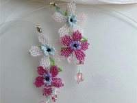 8月30日，在家就能掙錢(qián)的工作，拿回家做的手工微創(chuàng)業(yè)項(xiàng)目，做手工工作室，居家就業(yè)創(chuàng)業(yè)手工好副業(yè)，讓大家掙錢(qián)的事，手工之家都支持，圖為串珠米珠繡純手工產(chǎn)品剪影