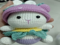 11月23日，手工兼職可帶回家，拿回家的手工創(chuàng)業(yè)項(xiàng)目，小成本創(chuàng)業(yè)開(kāi)手工工作室，與手工之家合作放心，踏實(shí)在家掙錢(qián)，圖為鉤織純手工產(chǎn)品剪影