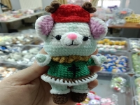 1月11日，在家里就能賺錢的工作，農(nóng)村手工加工，居家手工創(chuàng)業(yè)開手工工作室、開手工加工廠，在手工之家，因?yàn)榕?，所以一直向前，圖為鉤織純手工產(chǎn)品剪影