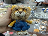 1月18日， 外發(fā)手工接單平臺，手工兼職副業(yè)創(chuàng)業(yè)，開手工加工廠或做手工工作室低成本創(chuàng)業(yè)，在手工之家，多種業(yè)務(wù)都掙錢，圖為鉤織純手工產(chǎn)品剪影