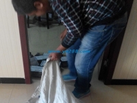 在家做手工活加工者熱情高，忙壞了快遞小哥