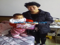 浙江溫州鄉(xiāng)村朱大嬸享受帶孫之樂，又兼職做手工活賺零花錢