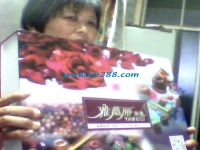 河南駐馬店王大媽在家?guī)O子之余又做手工活串珠掙錢(qián)