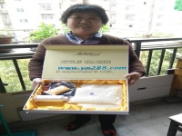 江蘇南京陸大媽在家?guī)O子之余又做手工活串珠掙錢(qián)