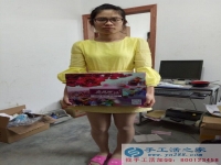 浙江溫嶺項(xiàng)女士加工珠繡字畫業(yè)余時(shí)間兼職做手工活賺錢