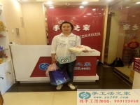 河南新鄉(xiāng)楊女士來手工活之家交貨，合格完成一套生肖圖案串珠繡