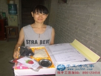 上有老下有小生活壓力大，廣東佛山李女士業(yè)余時(shí)間做手工活賺外快