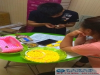 手工活之家工作人員為大家?guī)碜髌氛故?，海綿寶寶紙抽盒來襲：