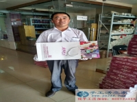 河北王先生在鄉(xiāng)村創(chuàng)業(yè)，在家做手工串珠繡賺錢養(yǎng)家