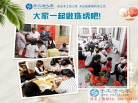 在家賺錢的方法之：街坊鄰居聚在一起做手工活，歡歡喜喜把錢掙！