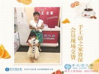 帶著孩子來交貨，恭喜石家莊牛女士的珠繡作品被驗收合格！