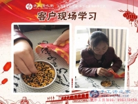 霜降過后天氣轉(zhuǎn)涼，黑龍江北安市滿女士在家做手工活賺錢不用外出受凍