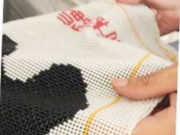 彌補(bǔ)生意不賺錢的狀況 開(kāi)店之余做串珠手工來(lái)賺錢，附近拿回家做的手工活，就是正規(guī)的手工活外發(fā)