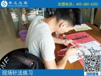 安徽六安“巧手小伙”來公司現(xiàn)場學珠繡針法，男人一樣可以做好手工活！