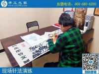 “手工活手工活，這里有你想要的正規(guī)手工活！”河南焦作趙大姐宣傳說(shuō)