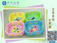 手工之家色彩斑斕、晶瑩透亮的置物盤，是過年擺宴的餐具