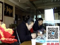 每位到手工之家考察的客戶，都會親自體驗一下串珠的針法