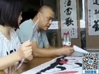 供料手工活，讓前來(lái)考察的夫婦仔細(xì)認(rèn)真與接待老師探討合作事宜