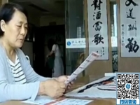 來(lái)手工之家考察的王女士邊看代理資料邊談合作之事