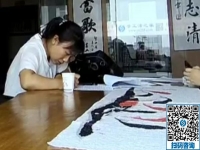 免郵到家的手工活，這個(gè)女士現(xiàn)場(chǎng)考察后就簽下協(xié)議做了手工活之家的代理