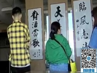 到手工活之家考察的客戶，看著豎版的珠繡畫天道酬勤感嘆不已