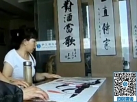 來(lái)手工之家考察的一對(duì)夫妻欣賞珠繡畫《年年有余》并代理