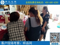 7月12日，能賺錢(qián)的手工活，可以在家做的手工活就是珠繡手工活外發(fā)，手工之家接待考察加工客戶剪影
