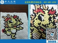 手工活在家加工對家庭婦女很重要，四川綿陽彭女士靠珠繡外放手工活足不出戶有收入