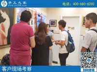 組織人做手工活促進(jìn)鄰里和睦，一起說說笑笑串珠繡