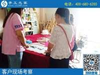 8月14日，把手工活拿回家做，這里的珠繡個(gè)人定制很受歡迎，手工之家接待考察加工客戶剪影