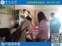 空閑時(shí)做串珠手工活外發(fā)，浙江湖州李女士一家人邊賺錢邊過(guò)節(jié)的畫面好溫馨