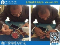 冬天農(nóng)閑，農(nóng)村婦女拿手工活回家做業(yè)余增收