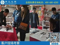 10月27日，做好手工活外發(fā)加工，更要做好珠繡成品銷售，手工之家接待考察加工客戶剪影