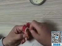 現(xiàn)場體驗學習珠繡產(chǎn)品加工針法， 手工活之家的加工客戶學的很用心