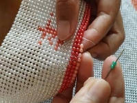 來到手工活之家考察的加工客戶，喜歡練習一下珠繡串珠針法