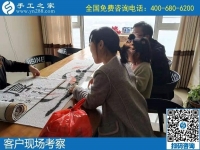 11月16日，代理手工活加工項(xiàng)目，就是珠繡串珠外發(fā)手工活賺錢好項(xiàng)目，手工之家接待考察加工客戶剪影