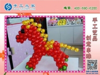 婆媳一起做手工活加工，一起說(shuō)說(shuō)笑笑把錢掙