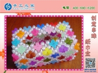 姐妹倆一起做手工活，一起利用空余時間賺錢