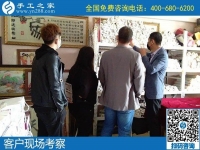 4月26日，農(nóng)村手工活加工項目、純手工活外發(fā)加工，返鄉(xiāng)農(nóng)民工的創(chuàng)業(yè)好項目就在勵志珠珠繡，手工之家接待考察合作加工客戶剪影