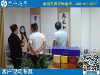 8月7日，負(fù)責(zé)回收手工活，在家做手工活掙錢，越來(lái)越多的人選擇這個(gè)非遺項(xiàng)目，手工之家接待考察合作加工客戶剪影