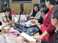 加班到夜里十點，要讓珠繡外發(fā)材料盡快到加工人員的手中