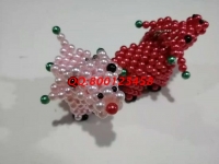 7月1日，傳承非遺傳統(tǒng)手工，勵志珠珠繡手工是正規(guī)拿回家做的手工活，常年有活兒，圖為加工人員寄回的珠繡串珠飾品實拍