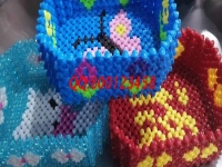 8月4日，可以帶回家做的手工活，手工活代理加工項(xiàng)目就選有責(zé)任的手工之家，圖為勵(lì)志珠珠繡串珠手工產(chǎn)品（一款收納盒）實(shí)拍