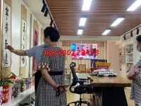 8月23日，材料有保障，拿回家做的手工活，在家做手工活掙錢選非遺手工勵(lì)志珠珠繡是有道理的，圖為手工之家接待考察加工人員剪影