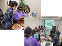 婦女在家做手工活兼職串珠子，業(yè)余掙錢補(bǔ)貼家用