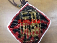 11月10日，想做手工活掙錢(qián)，正規(guī)手工活外發(fā)加工項(xiàng)目可以自己做，也可以代理加工，圖為勵(lì)志珠珠繡小飾品成品實(shí)拍