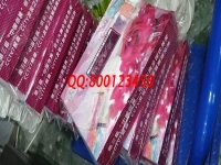 冬日暖陽下，村里婦女們聚在一起做手工活掙錢