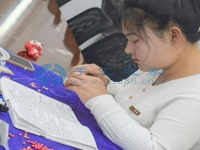 3月2日，帶回家做的手工活，珠繡串珠代加工手工活是手工之家外發(fā)加工的手工活項(xiàng)目，圖為加工人員來手工之家現(xiàn)場學(xué)習(xí)手工技能剪影