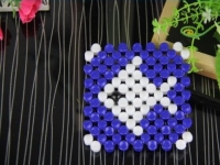 3月27日，年輕人也喜歡在家工作，把手工活拿回家做，手工之家會(huì)提供成品參考和驗(yàn)收標(biāo)準(zhǔn)，圖為勵(lì)志珠珠繡串珠手工產(chǎn)品剪影